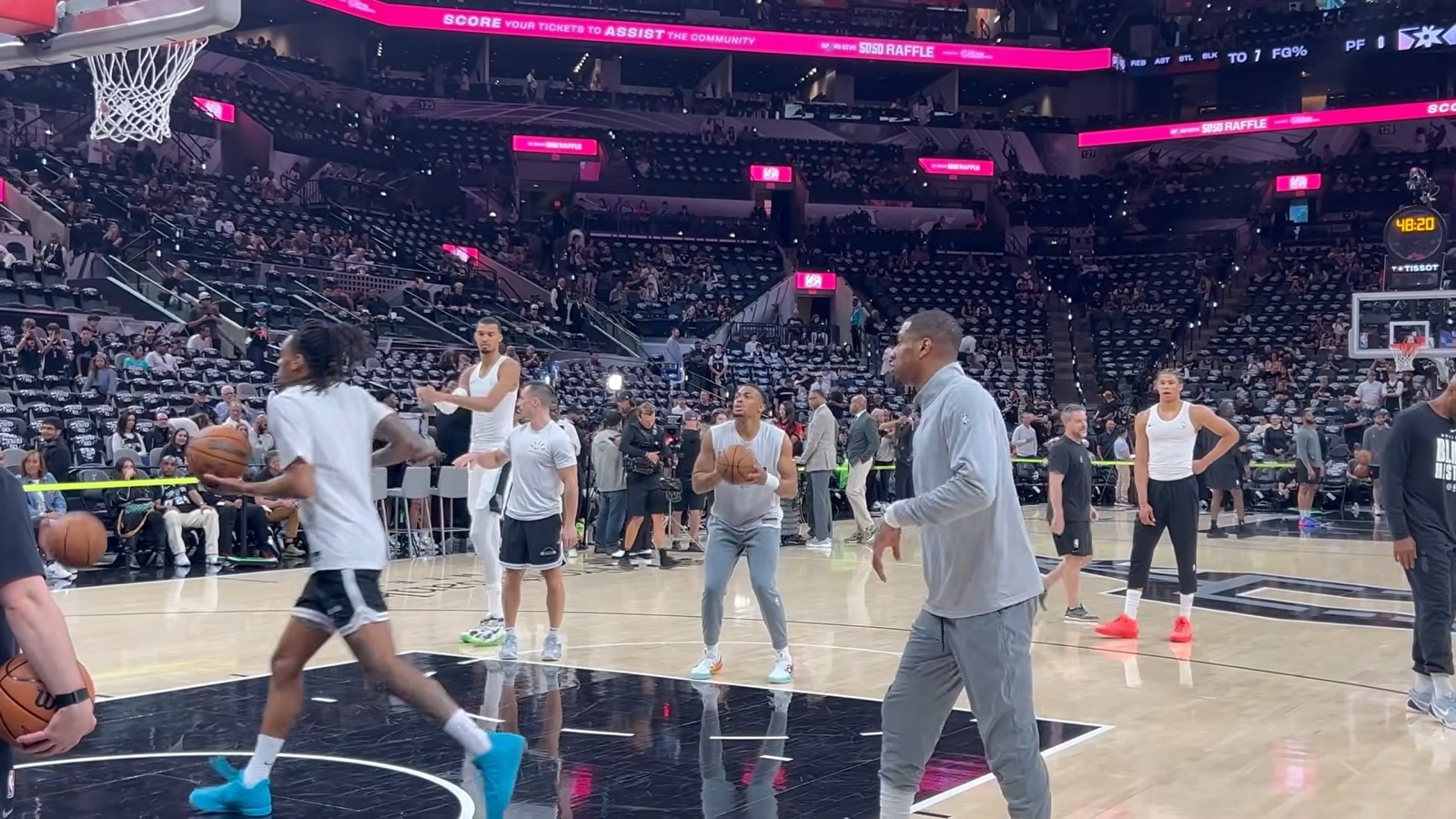 Warm-ups before Game 4 in San Antonio